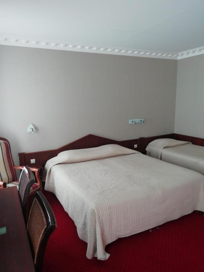 Hotel Du Manoir Тур Екстериор снимка