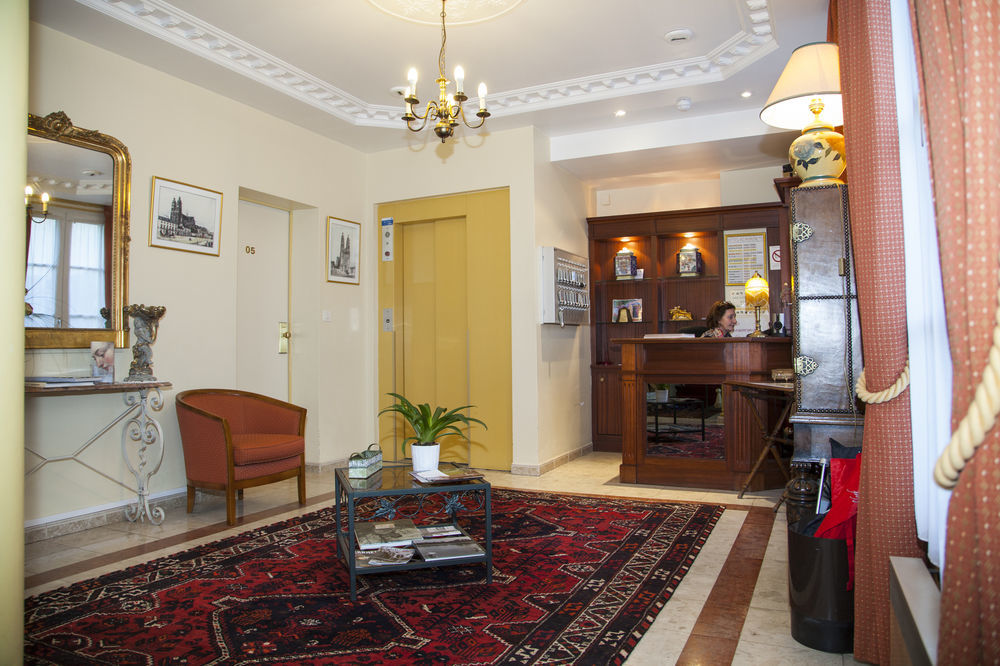 Hotel Du Manoir Тур Екстериор снимка